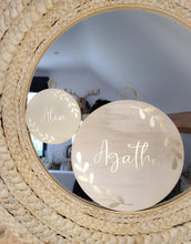 Charger l'image dans la galerie, Plaque Personnalisée en Bois Rond - Décoration Murale enseigne pour Chambre d'Enfant