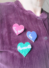 Charger l'image dans la galerie, Broche coeur paillette personnalisable, idée cadeau fête des mères, fin d'année maîtresse, ATSEM, nounou, Assistante maternelle