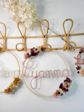 Charger l'image dans la galerie, Couronne bohème prénom fleurs séchées stabilisées
