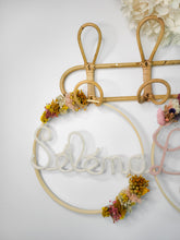 Charger l'image dans la galerie, Couronne bohème prénom fleurs séchées stabilisées