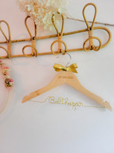 Charger l'image dans la galerie, Cintre personnalisé enfant bébé cadeau baptême