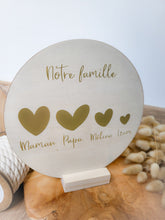 Charger l'image dans la galerie, Plaque personnalisée bois rond décoration famille coeur maman cadeau naissance anniversaire fait-main enseigne couronne fête des mères