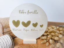 Charger l'image dans la galerie, Plaque personnalisée bois rond décoration famille coeur maman cadeau naissance anniversaire fait-main enseigne couronne fête des mères