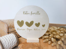 Charger l'image dans la galerie, Plaque personnalisée bois rond décoration famille coeur maman cadeau naissance anniversaire fait-main enseigne couronne fête des mères