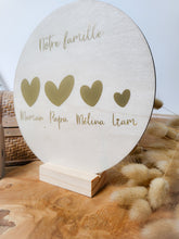 Charger l'image dans la galerie, Plaque personnalisée bois rond décoration famille coeur maman cadeau naissance anniversaire fait-main enseigne couronne fête des mères