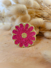 Charger l'image dans la galerie, Broche Marguerite à Paillettes Fait-Main - Accessoire Tendance pour Mariage, EVJF, Témoin, Demoiselle d'Honneur et Plus - 24 Couleurs Disponibles
