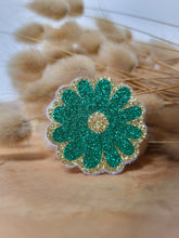 Charger l'image dans la galerie, Broche Marguerite à Paillettes Fait-Main - Accessoire Tendance pour Mariage, EVJF, Témoin, Demoiselle d'Honneur et Plus - 24 Couleurs Disponibles