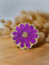 Charger l'image dans la galerie, Broche Marguerite à Paillettes Fait-Main - Accessoire Tendance pour Mariage, EVJF, Témoin, Demoiselle d'Honneur et Plus - 24 Couleurs Disponibles