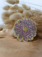Charger l'image dans la galerie, Broche Marguerite à Paillettes Fait-Main - Accessoire Tendance pour Mariage, EVJF, Témoin, Demoiselle d'Honneur et Plus - 24 Couleurs Disponibles