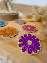 Charger l'image dans la galerie, Broche Marguerite à Paillettes Fait-Main - Accessoire Tendance pour Mariage, EVJF, Témoin, Demoiselle d'Honneur et Plus - 24 Couleurs Disponibles