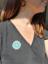 Charger l'image dans la galerie, Broche Marguerite à Paillettes Fait-Main - Accessoire Tendance pour Mariage, EVJF, Témoin, Demoiselle d'Honneur et Plus - 24 Couleurs Disponibles