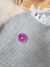 Charger l'image dans la galerie, Broche Marguerite à Paillettes Fait-Main - Accessoire Tendance pour Mariage, EVJF, Témoin, Demoiselle d'Honneur et Plus - 24 Couleurs Disponibles
