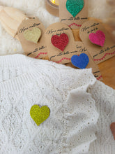 Charger l'image dans la galerie, Broche coeur paillette fait main avec carte personnalisable - cadeau fin d'année scolaire pour maîtresse, nounou