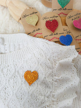 Charger l'image dans la galerie, Broche coeur paillette fait main avec carte personnalisable - cadeau fin d'année scolaire pour maîtresse, nounou
