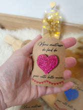 Charger l'image dans la galerie, Broche coeur paillette fait main avec carte personnalisable - cadeau fin d'année scolaire pour maîtresse, nounou