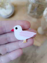 Charger l'image dans la galerie, Broche mouette rayée marinière rouge, rose, vert ou bleu cadeau petit prix bijou artisanat bord de mer