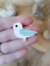 Charger l'image dans la galerie, Broche mouette rayée marinière rouge, rose, vert ou bleu cadeau petit prix bijou artisanat bord de mer