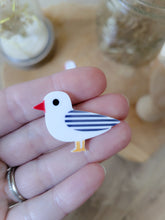 Charger l'image dans la galerie, Broche mouette rayée marinière rouge, rose, vert ou bleu cadeau petit prix bijou artisanat bord de mer