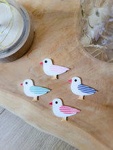 Charger l'image dans la galerie, Broche mouette rayée marinière rouge, rose, vert ou bleu cadeau petit prix bijou artisanat bord de mer