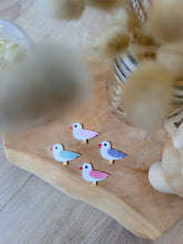 Charger l'image dans la galerie, Broche mouette rayée marinière rouge, rose, vert ou bleu cadeau petit prix bijou artisanat bord de mer
