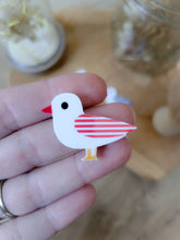 Charger l'image dans la galerie, Broche mouette rayée marinière rouge, rose, vert ou bleu cadeau petit prix bijou artisanat bord de mer