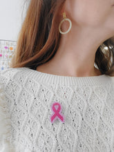 Charger l'image dans la galerie, Broche octobre rose logo en paillettes