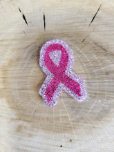 Charger l'image dans la galerie, Broche octobre rose logo en paillettes