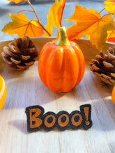 Charger l'image dans la galerie, Broche Booo! Halloween à paillettes