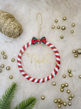 Charger l'image dans la galerie, Boule de Noël en laine personnalisable avec prénom