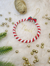 Charger l'image dans la galerie, Boule de Noël en laine personnalisable avec prénom