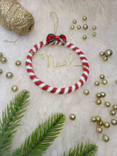 Charger l'image dans la galerie, Boule de Noël en laine personnalisable avec prénom