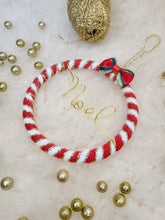 Charger l'image dans la galerie, Boule de Noël en laine personnalisable avec prénom