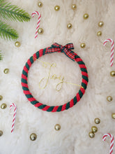 Charger l'image dans la galerie, Boule de Noël en laine personnalisable avec prénom