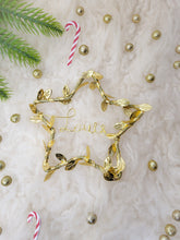 Charger l'image dans la galerie, Décoration ornement de sapin de Noël en forme d'étoile feuilles dorées à suspendre personnalisable avec prénom ou mot