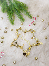 Charger l'image dans la galerie, Décoration ornement de sapin de Noël en forme d'étoile feuilles dorées à suspendre personnalisable avec prénom ou mot