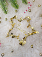 Charger l'image dans la galerie, Décoration ornement de sapin de Noël en forme d'étoile feuilles dorées à suspendre personnalisable avec prénom ou mot