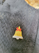 Charger l'image dans la galerie, Broche cloche de Noël à paillettes