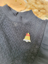 Charger l'image dans la galerie, Broche cloche de Noël à paillettes