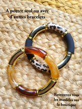 Charger l'image dans la galerie, Bracelet léopard élastique fait main – Perles tubes résine incurvées – Bijou tendance imprimé animalier, tons naturels beige, noir et crème