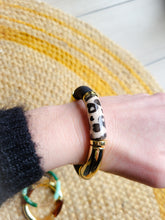 Charger l'image dans la galerie, Bracelet léopard jonc perles tubes résine acrylique incurvé bijou élastique fait main, doré, noir, beige, imprimé animalier