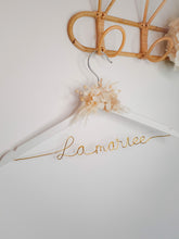 Charger l'image dans la galerie, Cintre robe de mariée fleurs séchées personnalisable