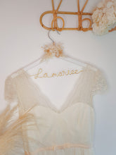 Charger l'image dans la galerie, Cintre robe de mariée fleurs séchées personnalisable