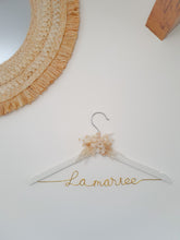 Charger l'image dans la galerie, Cintre robe de mariée fleurs séchées personnalisable