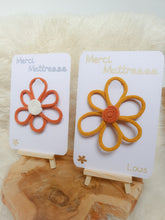 Charger l'image dans la galerie, Carte merci maîtresse fleur tricotin fait main, fleur à offrir nounou, crèche, ATSEM, cadeau fin d'année remerciement