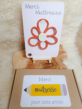 Charger l'image dans la galerie, Carte merci maîtresse fleur tricotin fait main, fleur à offrir nounou, crèche, ATSEM, cadeau fin d'année remerciement