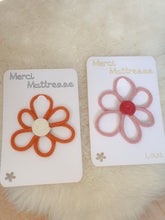 Charger l'image dans la galerie, Carte merci maîtresse fleur tricotin fait main, fleur à offrir nounou, crèche, ATSEM, cadeau fin d'année remerciement