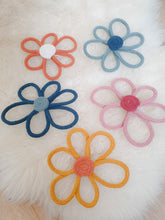 Charger l'image dans la galerie, Carte merci maîtresse fleur tricotin fait main, fleur à offrir nounou, crèche, ATSEM, cadeau fin d'année remerciement