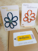 Charger l'image dans la galerie, Carte merci maîtresse fleur tricotin fait main, fleur à offrir nounou, crèche, ATSEM, cadeau fin d'année remerciement