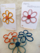 Charger l'image dans la galerie, Carte merci maîtresse fleur tricotin fait main, fleur à offrir nounou, crèche, ATSEM, cadeau fin d'année remerciement