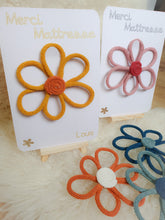 Charger l'image dans la galerie, Carte merci maîtresse fleur tricotin fait main, fleur à offrir nounou, crèche, ATSEM, cadeau fin d'année remerciement